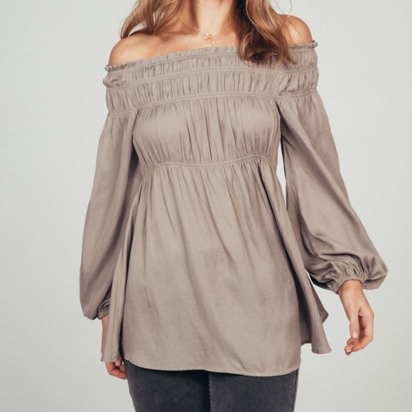 Vestique Off the Shoulder Top - Picture 3 of 8
